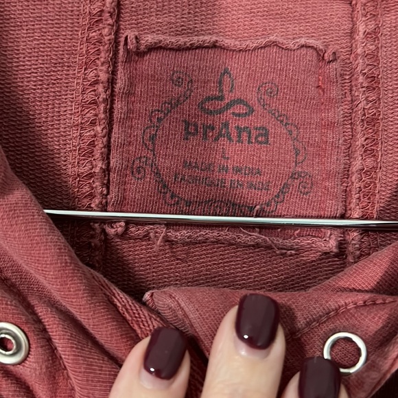 Prana large full button sweatshirt with pockets. Red. - Picture 4 of 5